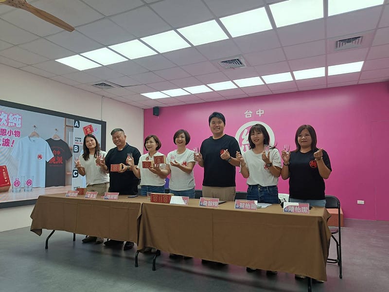 (影)應網友敲碗!何欣純推第二波募款小物 「台中純純杯」、純派T恤亮相