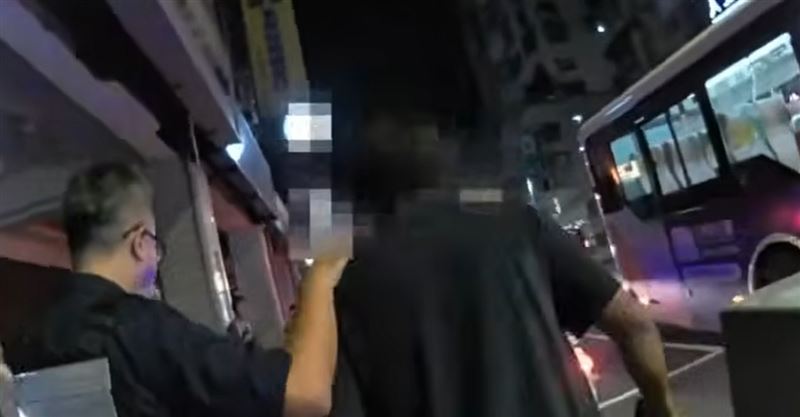 公車看影片太大聲引衝突!男怒推阿伯導致頭破血流