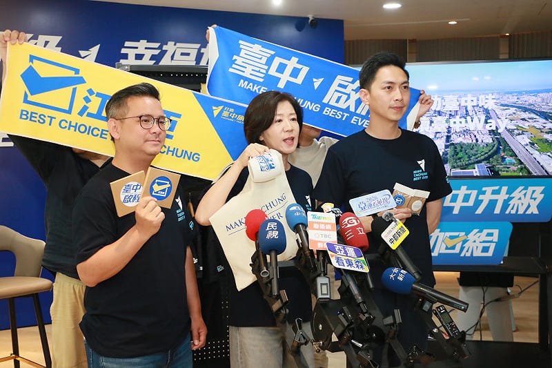 盧秀燕擦汗同款神巾超吸睛!江啟臣競選總部首波文創小物開賣