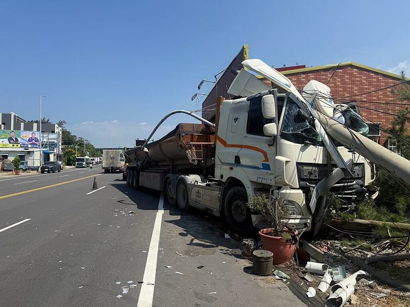 砂石車失控撞斷電桿砸車頭 駕駛一度受困幸無傷
