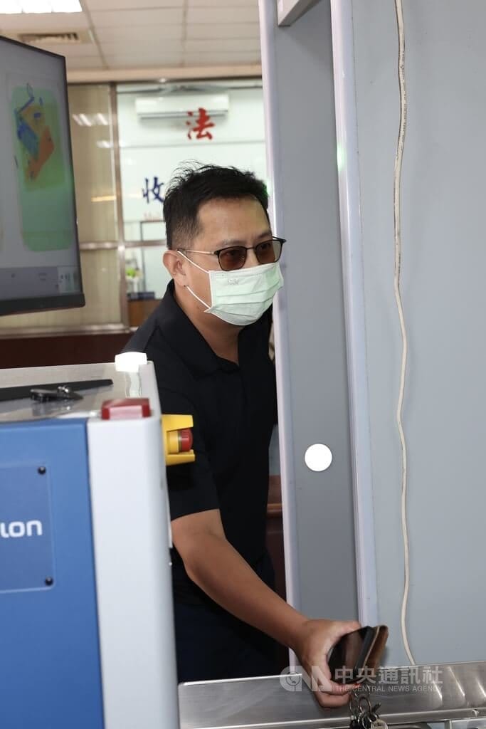 藝人王大陸等人被控個資法等案件，30日下午在台灣高等法院開庭，北市警察局刑事警察大隊偵三隊前代理隊長劉居榮（圖）不發一語，快速進入法院。中央社記者吳家昇攝 115年9月30日&nbsp;&nbsp;&nbsp;