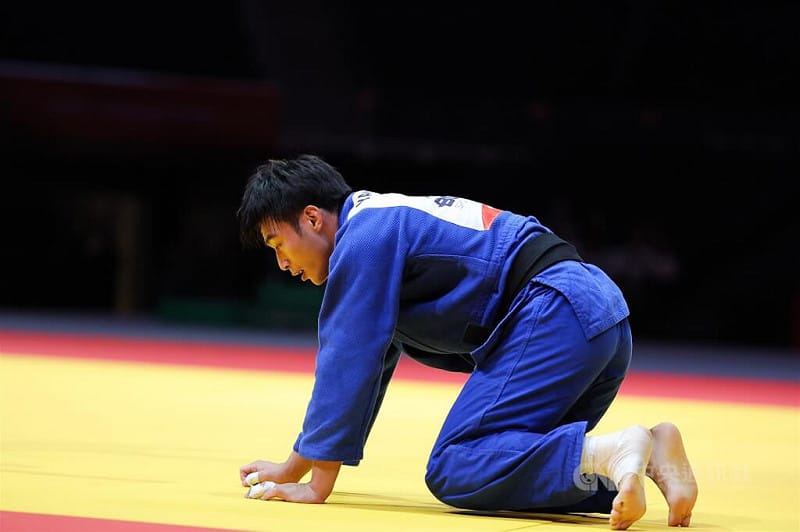 台灣柔道一哥楊勇緯（藍衣）對上中國選手，雙方多次激烈攻防，在1次暫停時，楊勇緯顯得疲累。中央社記者翁睿坤愛知攝　115年9月30日&nbsp;&nbsp;&nbsp;