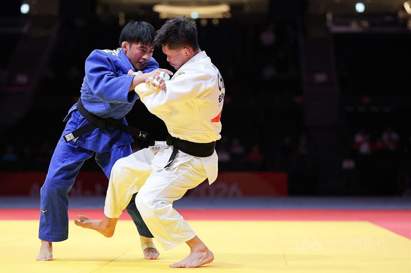 尋求亞運60公斤級金牌衛冕的台灣名將楊勇緯（藍衣）30日落入銅牌戰，與中國對手一路纏鬥，將比賽逼進黃金得分制。中央社記者翁睿坤愛知攝　115年9月30日&nbsp;&nbsp;&nbsp;