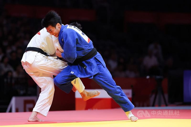 名古屋亞運30日進行柔道男子60公斤級銅牌戰，台灣好手楊勇緯（藍衣）對上中國選手，雙方多次激烈攻防，無法分出勝負。中央社記者翁睿坤愛知攝　115年9月30日&nbsp;&nbsp;&nbsp;