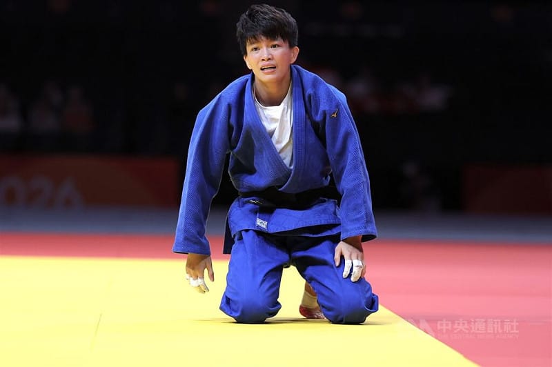 名古屋亞運30日進行柔道女子48公斤級銅牌戰，台灣好手林真豪（圖）不敵塔吉克對手遺憾吞敗，跪地難掩失落。中央社記者翁睿坤愛知攝　115年9月30日&nbsp;&nbsp;&nbsp;