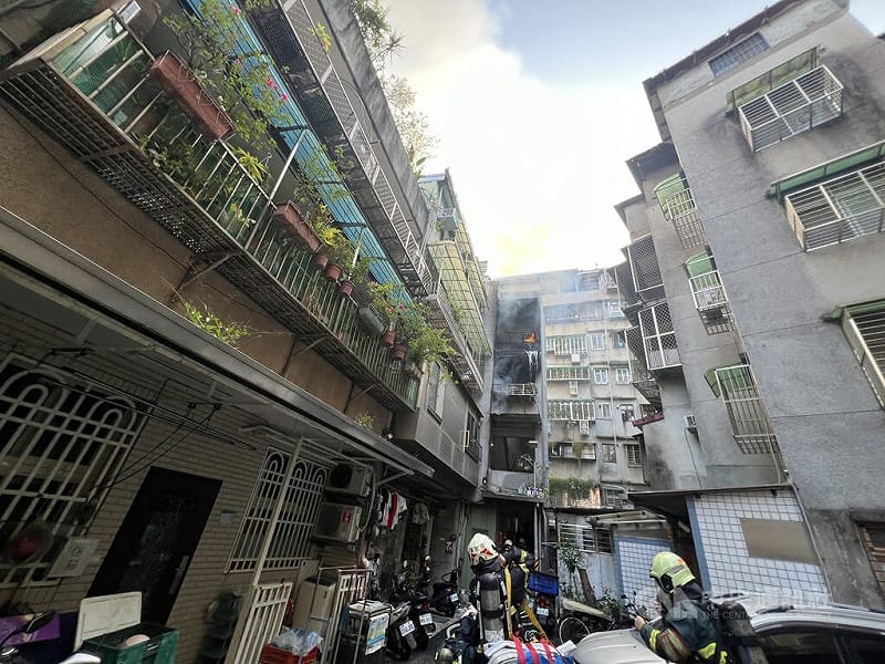 北市萬華民宅火警 3女送醫火勢已撲滅