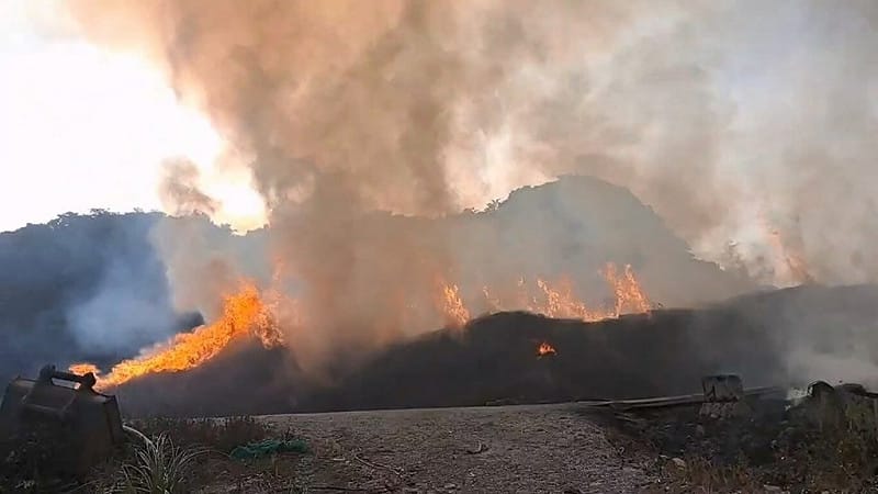 千床廢彈簧床堆放場大火 基隆消防苦戰14小時撲滅