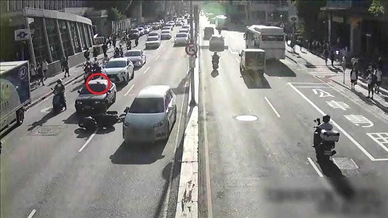 三寶騎士「鬼切」遭撞倒!拖鞋噴飛車頂被載走 網笑翻:受不了這種主人