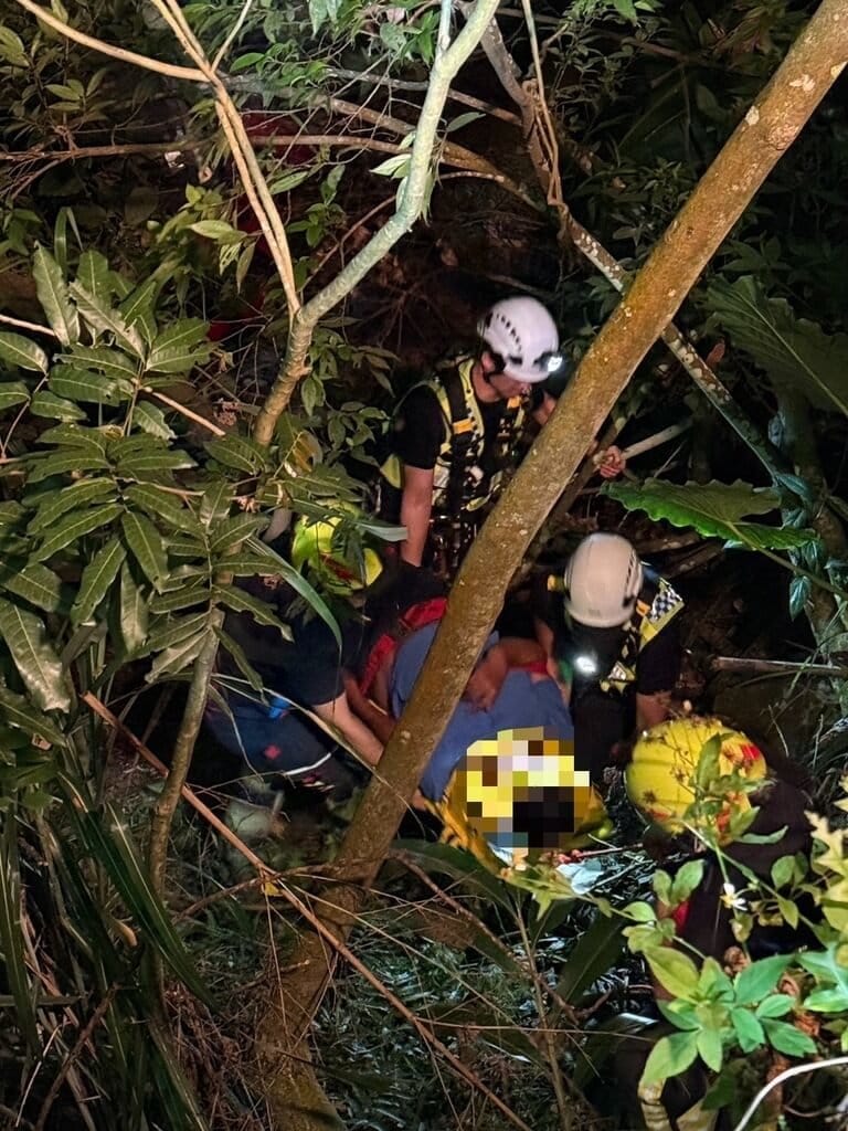 苗61線轎車深夜翻落邊坡　男獲救測出酒駕遭送辦