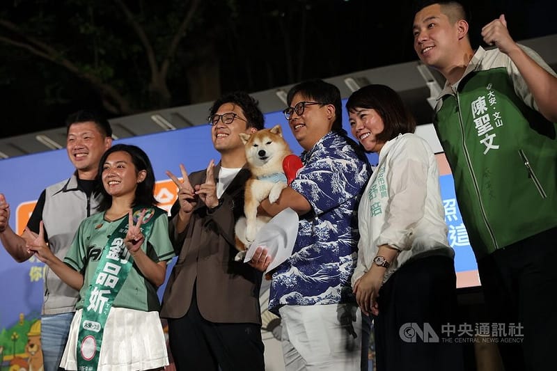民進黨台北市長參選人沈伯洋（左3）1日在台北市大安區瑠公公園舉辦「市長，你給我聽好了！」肥皂箱開講活動，有民眾特地帶著寵物犬到場參與，開心與沈伯洋等人合影。中央社記者趙世勳攝　115年10月1日&nbsp;&nbsp;&nbsp;圖：中央社提供