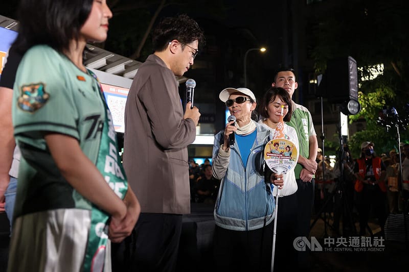 民進黨台北市長參選人沈伯洋（左2）1日在大安區瑠公公園舉辦「市長，你給我聽好了！」肥皂箱開講活動，與民眾討論協助視覺障礙者在公共空間設置導盲磚等議題，近距離和市民交流。中央社記者趙世勳攝　115年10月1日&nbsp;&nbsp;&nbsp;圖：中央社提供