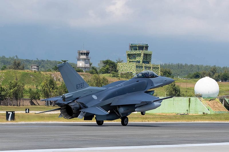 台灣向美國採購的首批兩架F-16V BLK70戰機抵達台灣。&nbsp;&nbsp;&nbsp;圖：翻攝自賴清德臉書