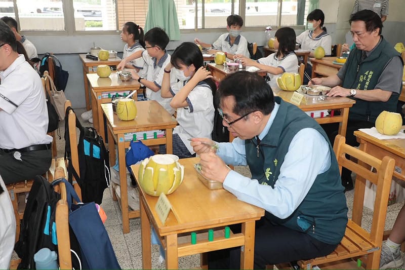 台南營養午餐發「整顆甘露梨」當金孫養！黃偉哲1句話酸爆蔣萬安：台南不只吃得飽還吃得好