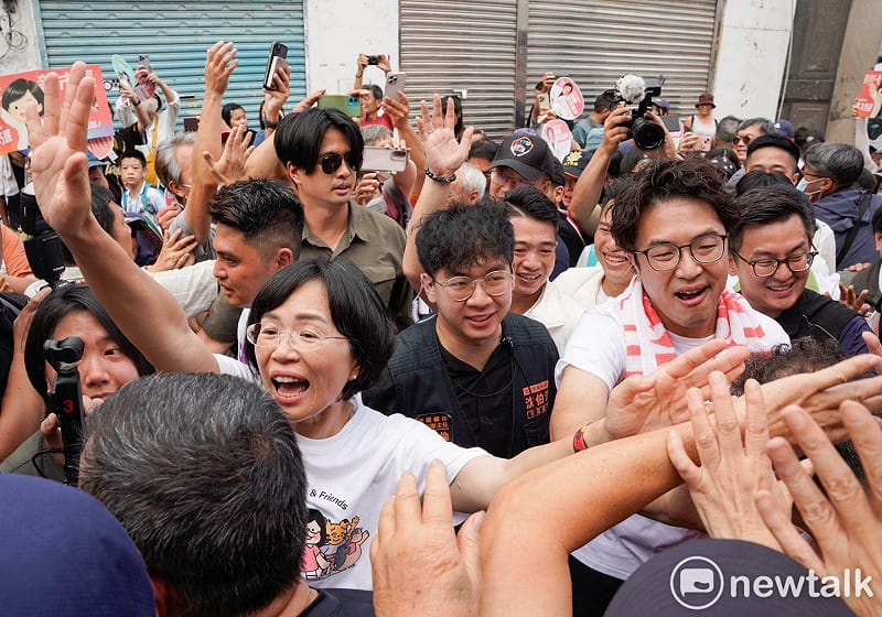新北市長候選人、立法委員蘇巧慧和台北市長候選人、立法委員沈伯洋今（3）日一同到三峽老街商圈向民眾請安問好。&nbsp;&nbsp;&nbsp;圖：張良一/攝
