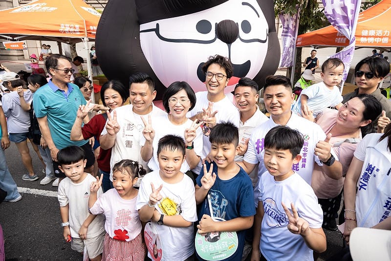  蘇巧慧指出，瘋北大活動每年都會在這個時間點把馬路讓給孩子，成為孩子們遊戲的天堂，而她所推出「95公分視角」的友善城市就是從這裡開始一步步做起。 圖：蘇巧慧競總提供 