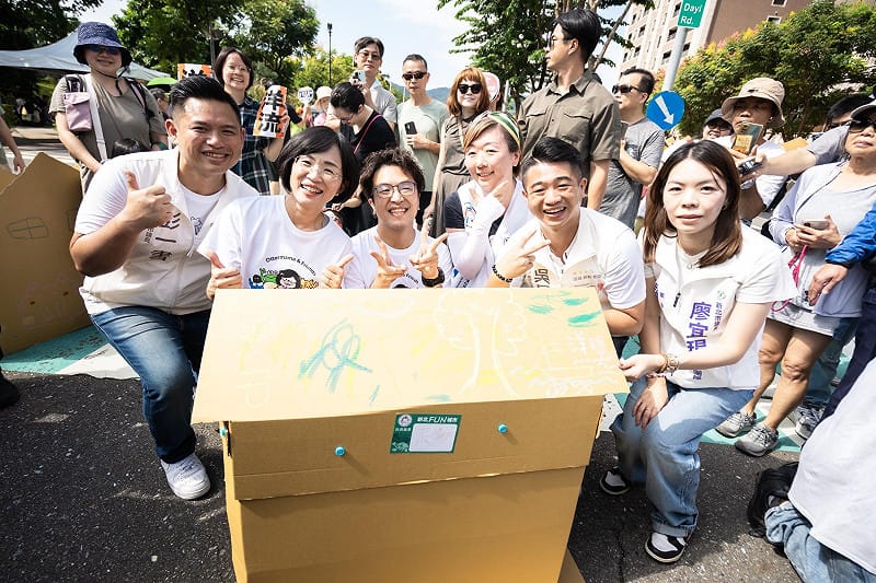 蘇巧慧和沈伯洋兩人特別在瘋北大活動現場體驗水獺媽媽樂園的互動式關卡，並一同用蠟筆畫出雙北藍圖。&nbsp;&nbsp;&nbsp;圖：蘇巧慧競總提供