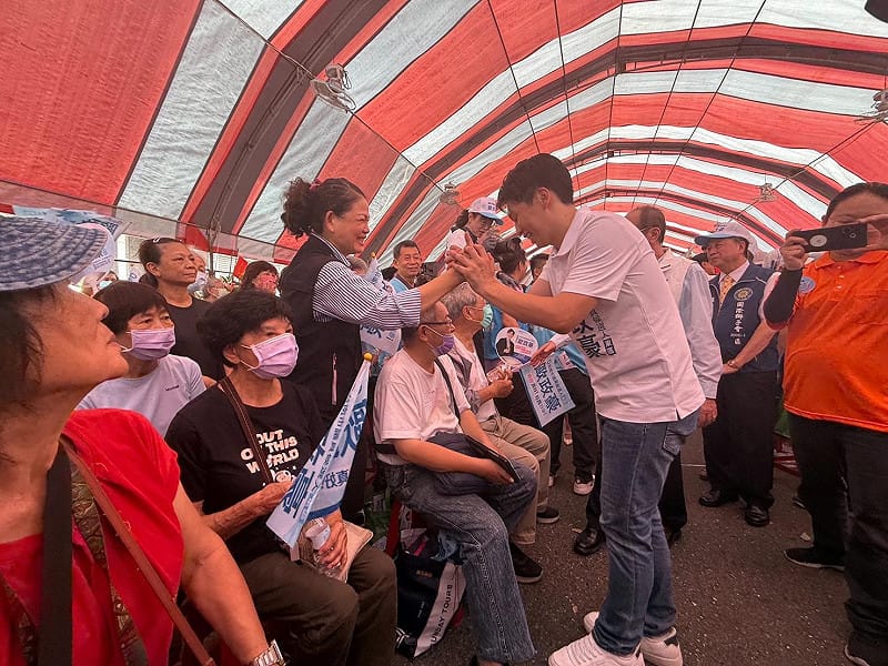 臺南市東區市議員候選人歐政豪舉行競選總部成立大會，家人、支持者與地方鄉親都到場相挺。&nbsp;&nbsp;&nbsp;圖：歐政豪競選總部提供