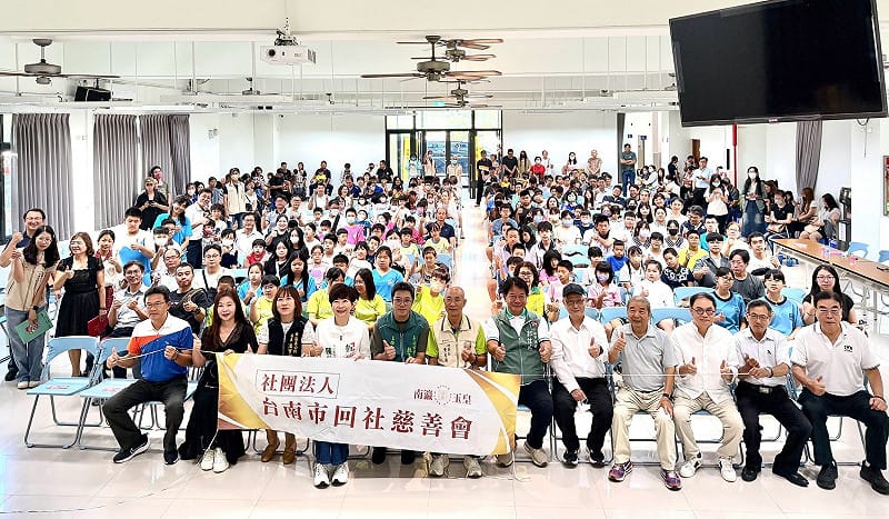 回社慈善會持續透過獎助學金減輕經濟困難家庭壓力，讓孩子能夠安心學習、專心成長。今日於臺南市北區大和社區活動中心舉辦獎助學金頒獎活動，藉由公開頒獎肯定學生在學習上的努力，鼓勵孩子持續向學、勇敢追求自己的夢想。&nbsp;&nbsp;&nbsp;圖：台南市政府提供