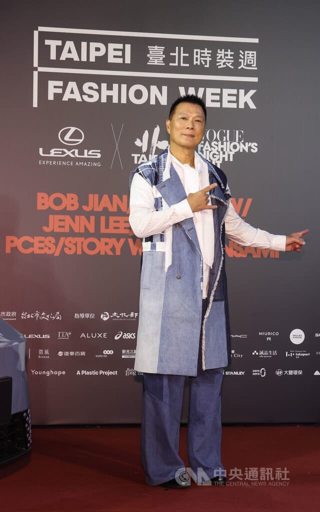 2026台北時裝週跨界時尚大秀3日在台北流行音樂中心登場，台北市文化局長蔡詩萍（圖）身穿台灣設計師品牌服裝亮相。中央社記者張新偉攝　115年10月3日&nbsp;&nbsp;&nbsp;