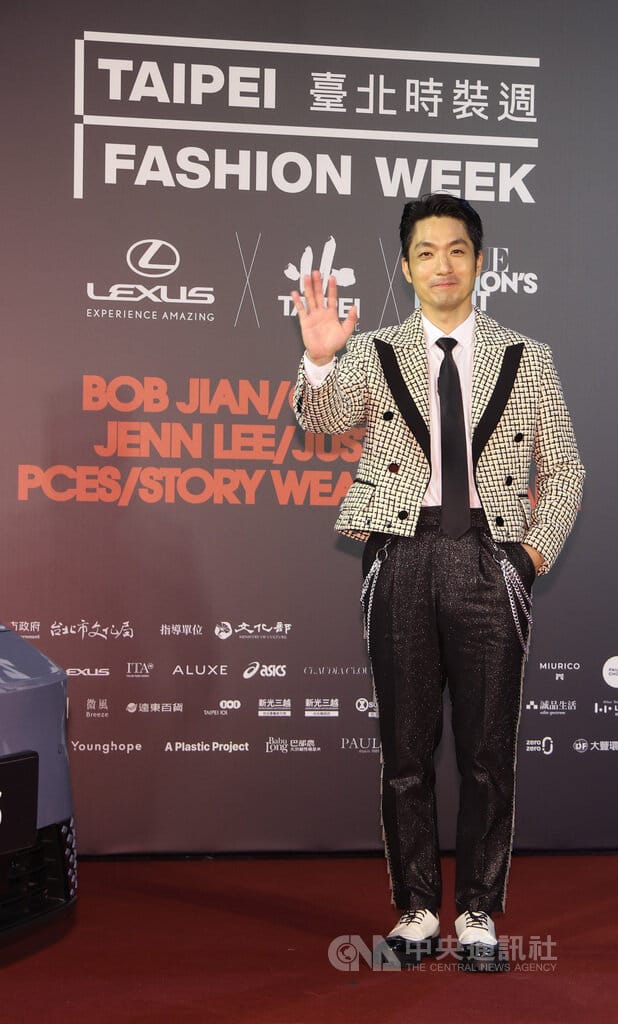 2026台北時裝週跨界時尚大秀3日在台北流行音樂中心盛大登場，台北市長蔣萬安（圖）穿上台灣服裝設計師簡國彥作品亮相。中央社記者張新偉攝　115年10月3日&nbsp;&nbsp;&nbsp;