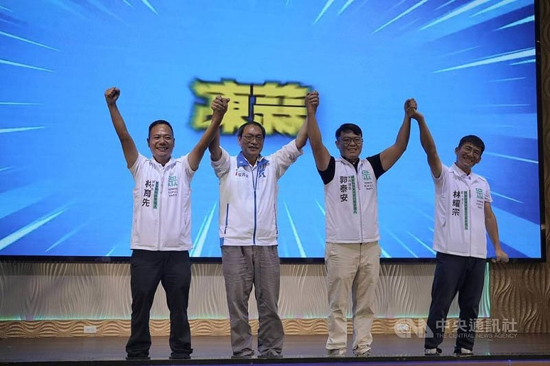 國民黨屏東縣長參選人蘇清泉（左2）3日現身民眾黨造勢活動，為民眾黨3名民代參選人站台，眾人攜手齊呼「凍蒜」。&nbsp;&nbsp;&nbsp;圖：中央社提供