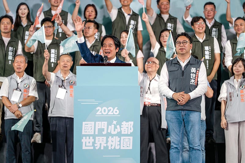 總統暨民進黨主席賴清德（左）今（3）日晚間出席黃世杰南桃園競選總部成立大會，登台致詞力挺桃園市長候選人黃世杰（右），強調桃園發展條件得天獨厚，需要一流人才帶領。&nbsp;&nbsp;&nbsp;圖:民進黨提供