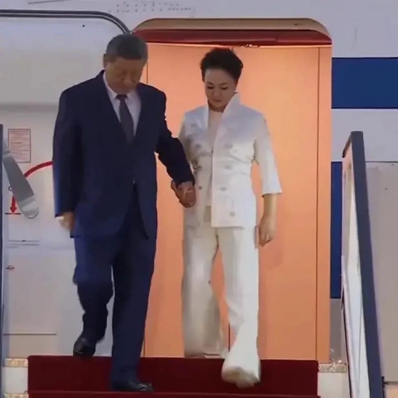 習近平日前搭乘專機前往吉爾吉斯出席上海合作組織峰會並進行國事訪問，下機時也由妻子彭麗媛「攙扶」。&nbsp;&nbsp;&nbsp;圖：翻攝X（前推特）