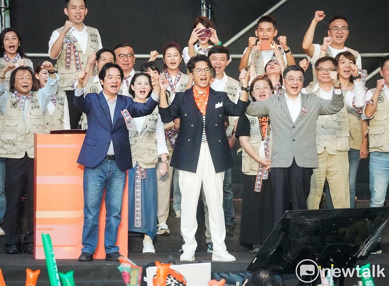 賴清德、卓榮泰一同與沈伯洋牽手喊凍蒜。 圖：張良一／攝 