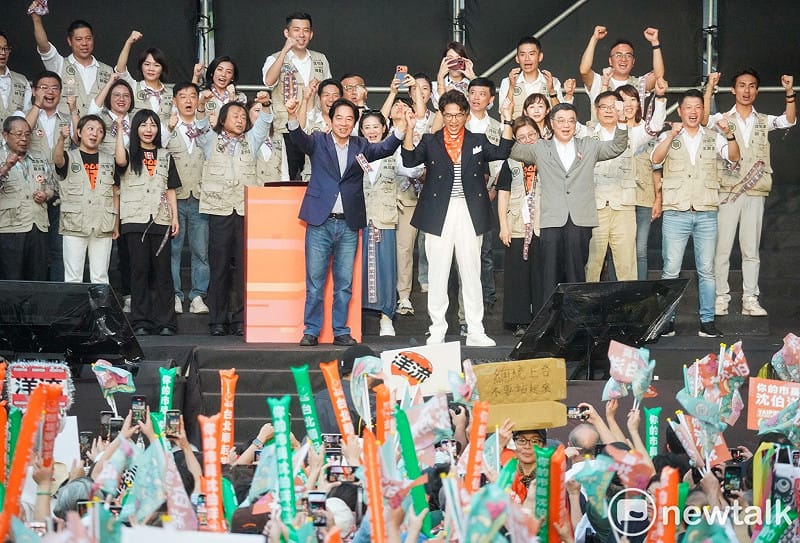  賴清德、卓榮泰一同與沈伯洋牽手喊凍蒜。 圖：張良一／攝 