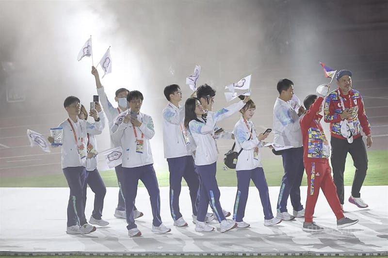2026愛知名古屋亞運迎來閉幕式，4日晚間在瑞穗公園陸上競技場進行，台灣代表團入場，開心揮舞中華奧會會旗。中央社記者翁睿坤愛知攝　115年10月4日&nbsp;&nbsp;&nbsp;