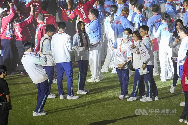2026名古屋亞運4日晚間迎來閉幕式，台灣代表團成員在場內揮舞中華奧會會旗，與各國及地區選手一同參與閉幕活動，現場氣氛熱絡。中央社記者鄭清元愛知攝　115年10月4日&nbsp;&nbsp;&nbsp;