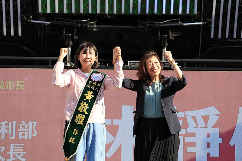 林靜儀(右)表示和黃敬雅(左)認識多年，中央對長輩與兒童照顧的資源都準備好了，正需要像黃敬雅這樣懂政策的人，在地方緊密搭配。&nbsp;&nbsp;&nbsp;圖：黃敬雅事務所／提供