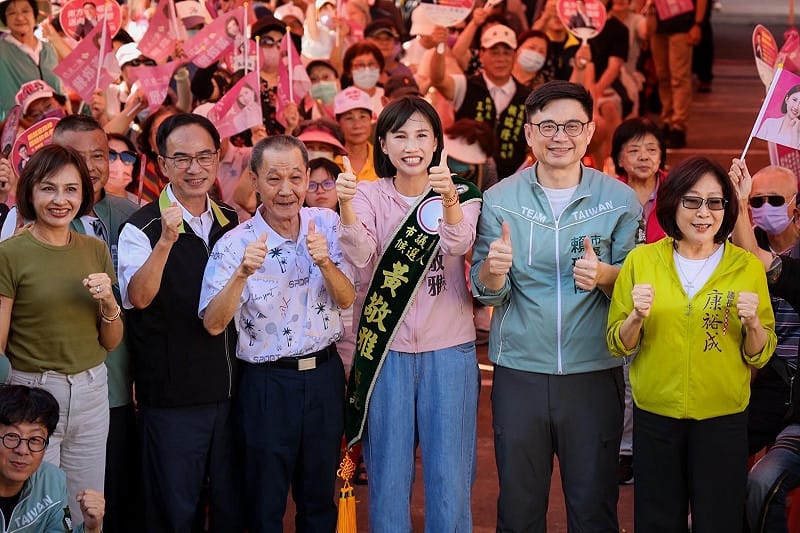 賴瑞隆(右二)、康裕成(右一)、印議瑩(左一)、李昆澤(左二)等人到場力挺黃敬雅(右三)。&nbsp;&nbsp;&nbsp;圖：黃敬雅事務所／提供