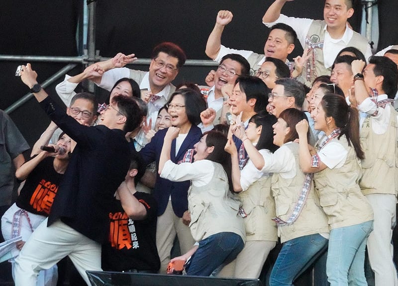 民進黨台北市長參選人沈伯洋今（4）日舉行競選總部成立大會，前總統蔡英文等人到場力挺，與現場團隊及支持者一同合影，氣氛熱烈。&nbsp;&nbsp;&nbsp;圖:張良一/攝