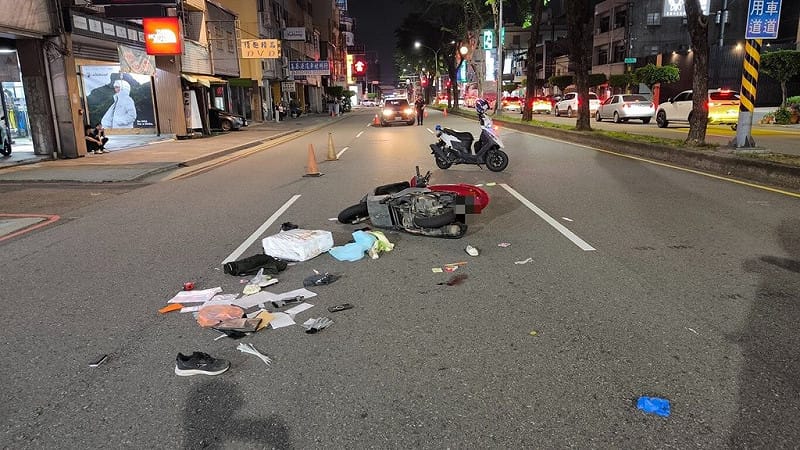 台中豐原機車擦撞轎車 父與3歲幼女倒地送醫