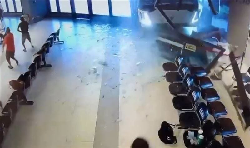 長庚醫院接駁車失控撞進轉運站!2民眾受傷 驚悚畫面曝光