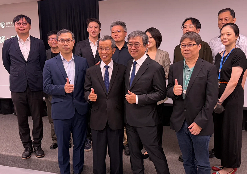 資安署蔡福隆署長（前排左二）與資安院長龔化中（前排右二）、資安院人員合影。&nbsp;&nbsp;&nbsp;圖：資安院提供