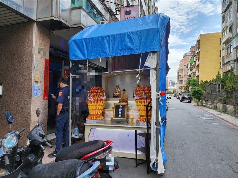 停車糾紛出奇招!桃園男搭「靈堂」擋車 網直呼:這招太狠了