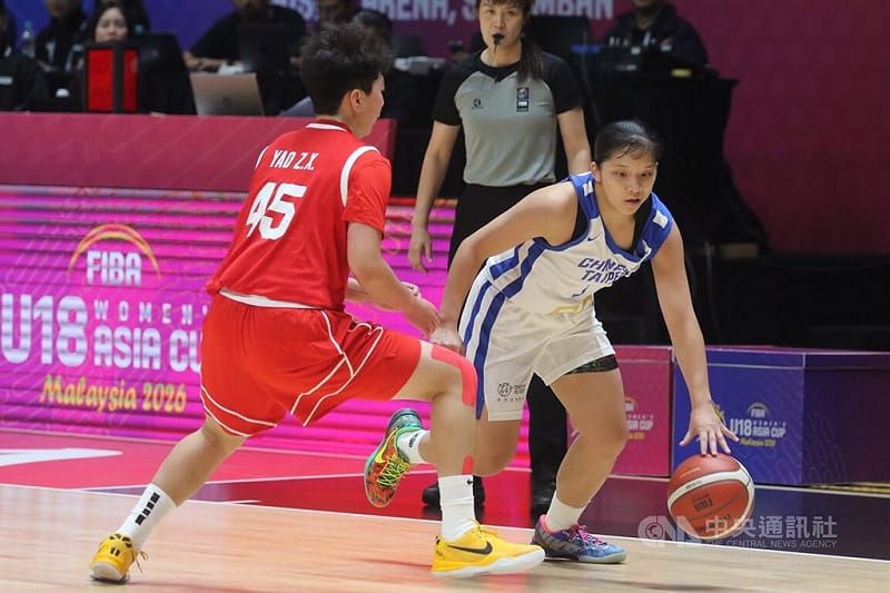 U18亞洲盃女籃賽5日在馬來西亞芙蓉進行，台灣球員（右）運球突破中國球員防守。中央社　115年10月5日&nbsp;&nbsp;&nbsp;