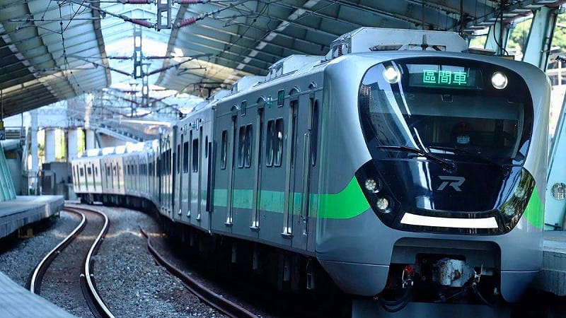 緊急鳴笛示警仍煞車不及!男闖苗栗談文站鐵軌遭撞死 南北列車一度延誤