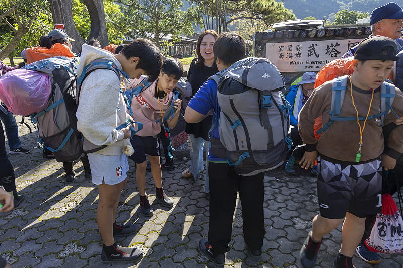 武塔國小學童返回舊部落，家長全力支持並到場為孩子打氣。武塔國小為民族實驗小學，現有文化課程涵蓋織布、傳統工藝、族語與文學、家庭文化及社會組織與部落史地等主題，老師與耆老帶領學童返回舊部落，探尋祖先生活環境與歷史。&nbsp;&nbsp;&nbsp;武塔國小提供/黃子明攝影