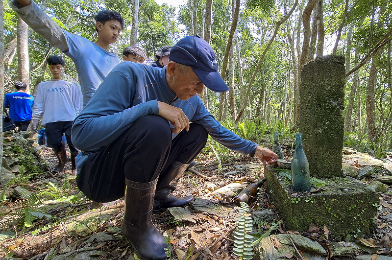 武塔國小師生返回舊武塔，耆老郭永光為學生講解遺址內設施。武塔國小為民族實驗小學，現有文化課程涵蓋織布、傳統工藝、族語與文學、家庭文化及社會組織與部落史地等主題，老師與耆老帶領學童返回舊部落，探尋祖先生活環境與歷史。&nbsp;&nbsp;&nbsp;武塔國小提供/黃子明攝影