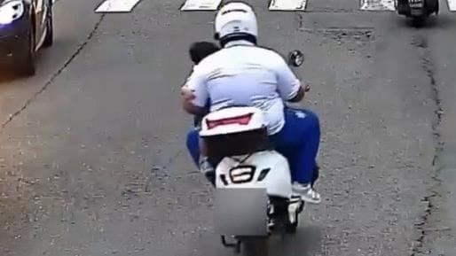 單手環抱幼童騎微電車!危險畫面引爆網友:根本地獄開局