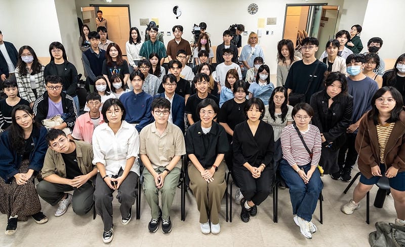 蘇巧慧和參與「青年論壇」的青年學子合影, 圖:蘇巧慧競總提供 蘇巧慧和參與「青年論壇」的青年學子合影, 圖:蘇巧慧競總提供