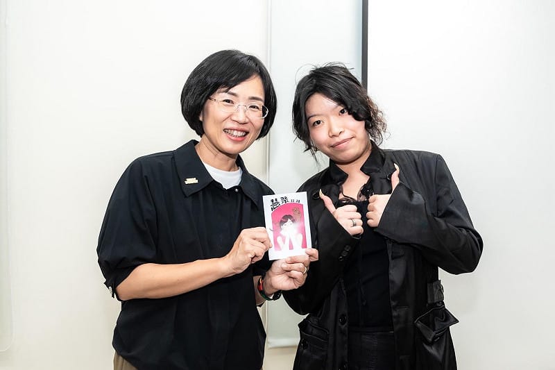 「青年論壇」會後,除了有數十位學生留下來合影交流,更有同學送上卡片表達支持。 圖:蘇巧慧競總提供 「青年論壇」會後,除了有數十位學生留下來合影交流,更有同學送上卡片表達支持。 圖:蘇巧慧競總提供
