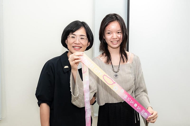 「青年論壇」會後，除了有數十位學生留下來合影交流，更有同學送上飄帶表達支持。&nbsp;&nbsp;&nbsp;圖：蘇巧慧競總提供