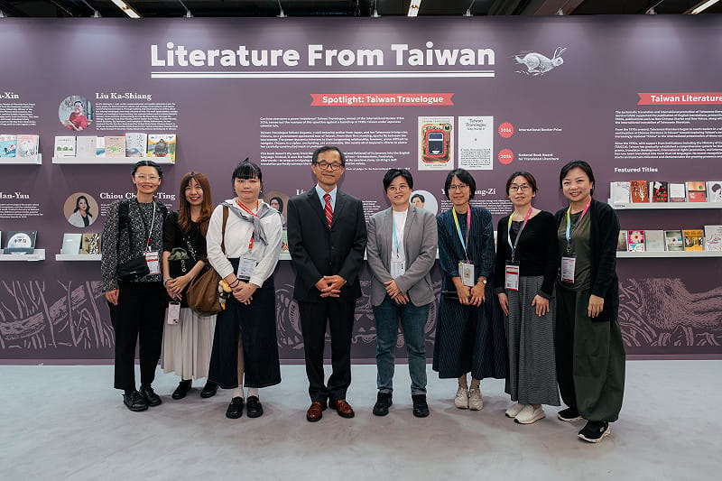 台灣館開幕合影（左起）：隨行版權人白佳卉、葉庭華、游晨瑋、駐法蘭克福辦事處羅美舜處長、作家楊双子、文策院代表、文化部訪團。&nbsp;&nbsp;&nbsp;圖：文策院提供