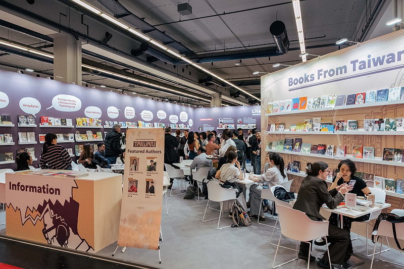 台灣館開幕匯聚國內外出版人，現場交流熱絡。&nbsp;&nbsp;&nbsp;圖：文策院提供