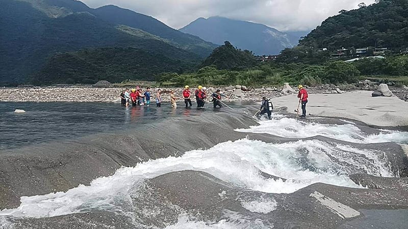 男童疑屏東來義大橋附近落水失蹤 消防人員搜救