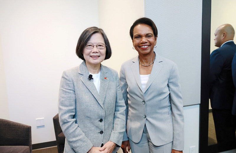 前總統蔡英文與前美國國務卿萊斯（Condoleezza Rice） 合照。圖: 蔡英文辦公室提供